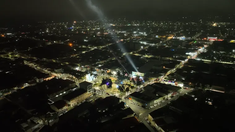 A cidade de Trindade vista do alto na noite do lançamento